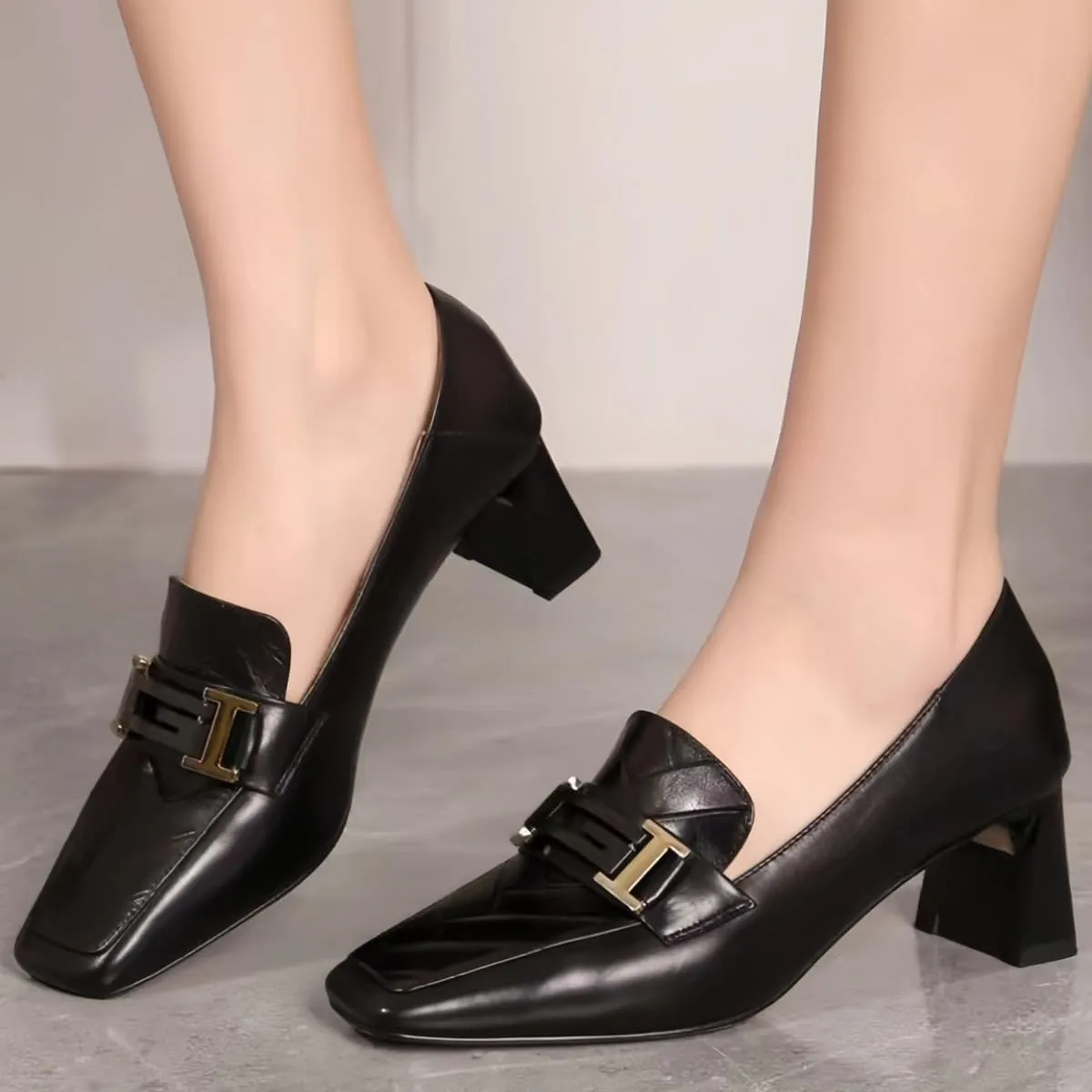 2025 New Women's Leather Loafers with Metal Buckles Commute Friendly Waterproof Chunky Block Heels Rounded Toe Shoes for Comfort and Elegance
