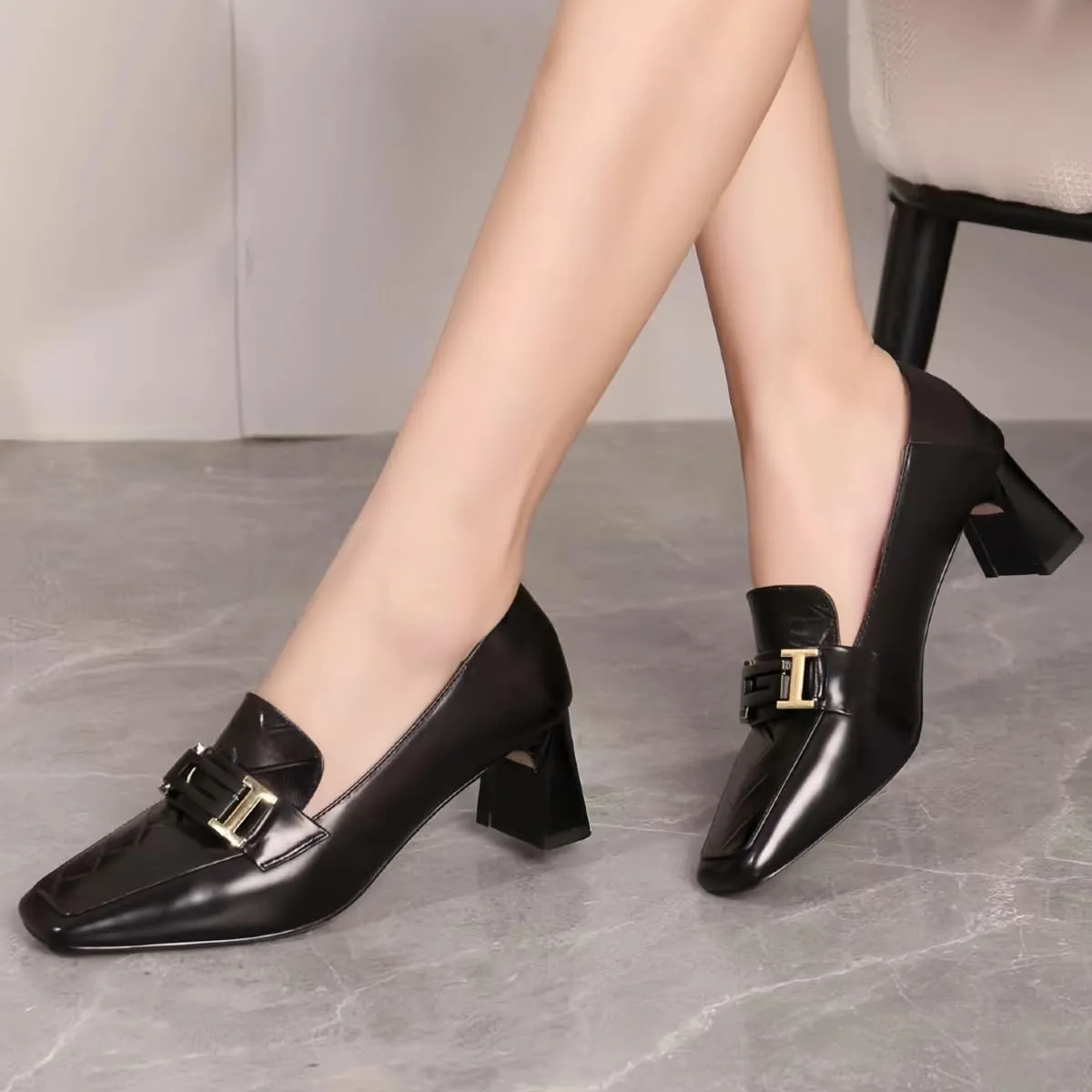 2025 New Women's Leather Loafers with Metal Buckles Commute Friendly Waterproof Chunky Block Heels Rounded Toe Shoes for Comfort and Elegance