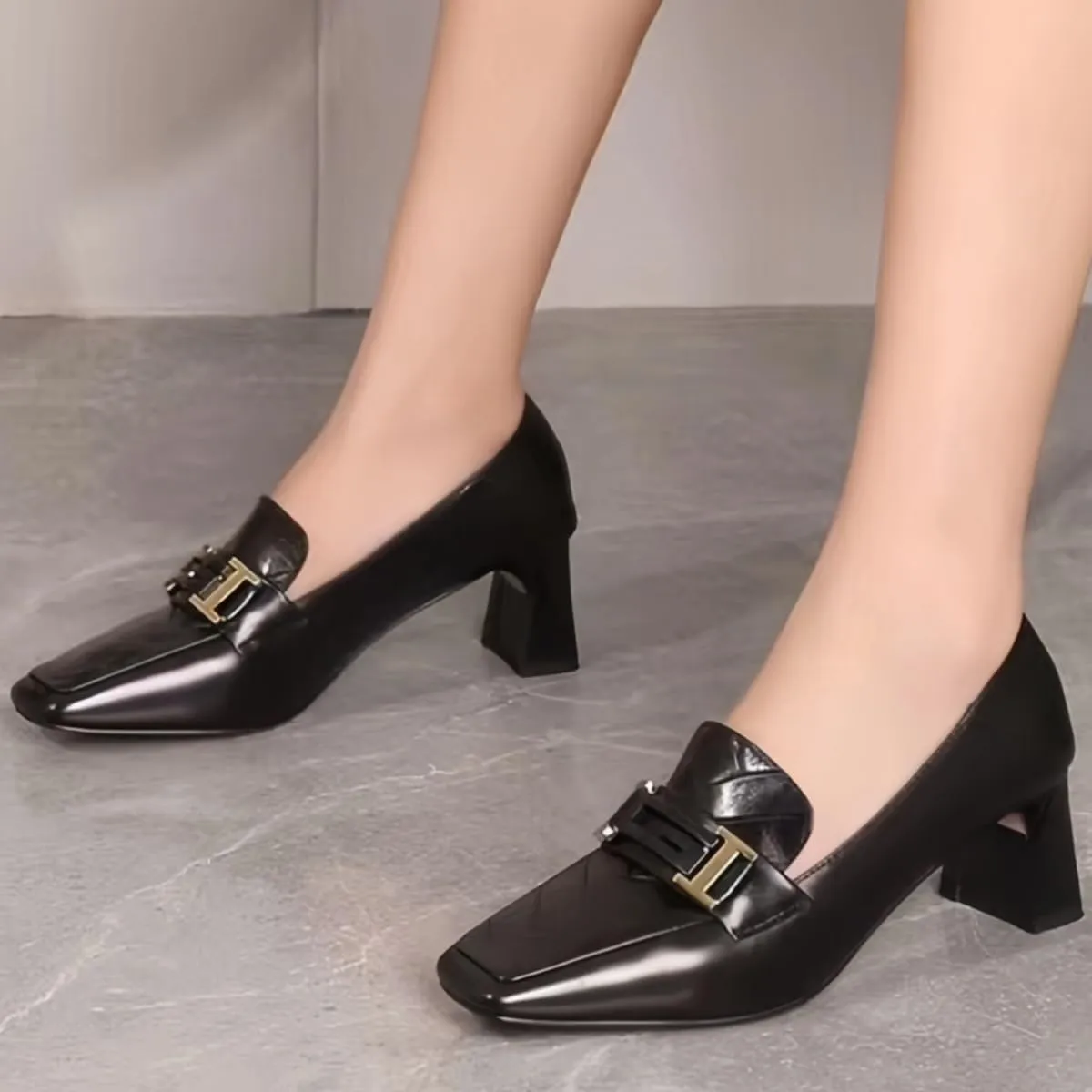 2025 New Women's Leather Loafers with Metal Buckles Commute Friendly Waterproof Chunky Block Heels Rounded Toe Shoes for Comfort and Elegance
