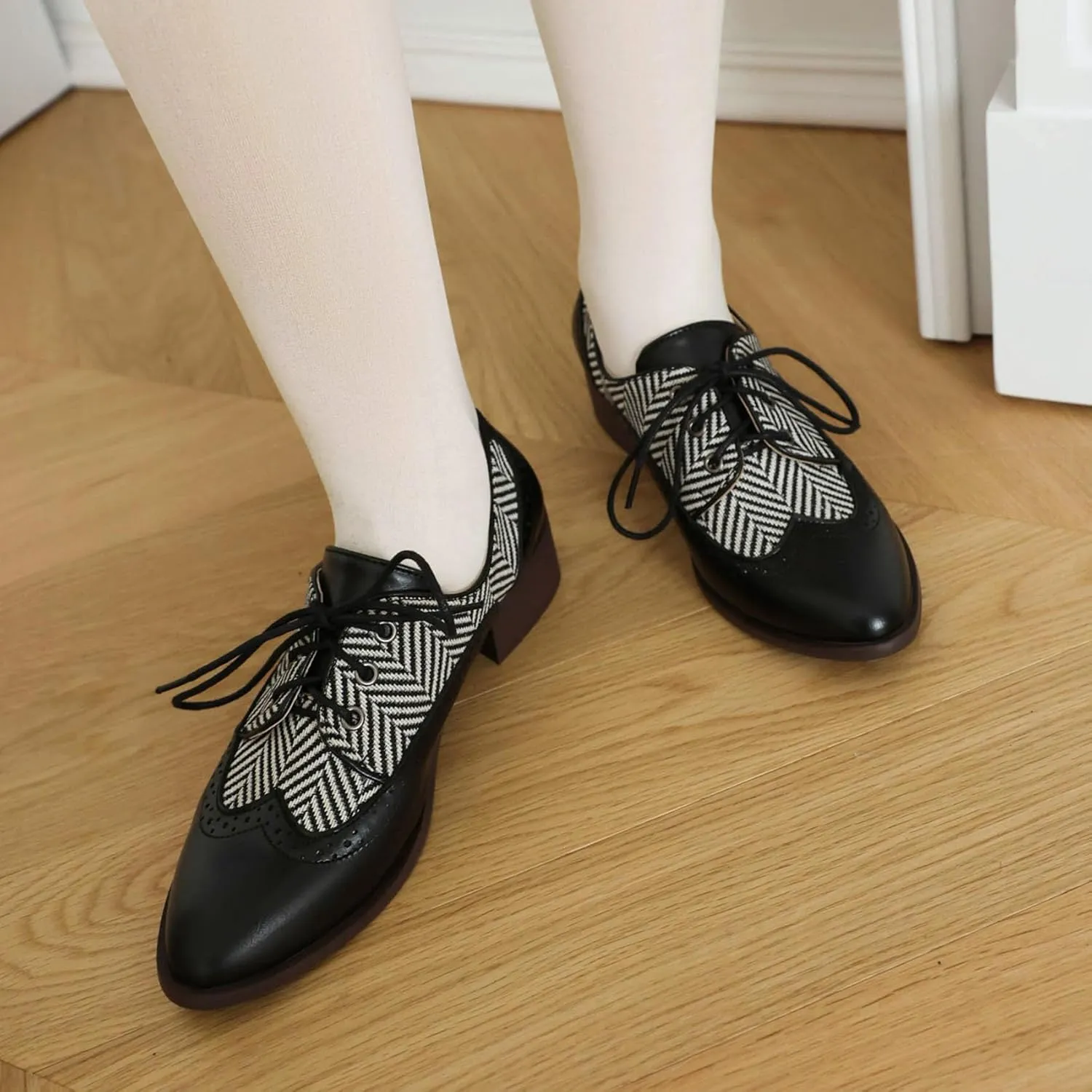 SHEMEE Women's Two Tone Oxfords Saddle Shoes Vintage Perforated Wingtip Brogues Laced Chunky Low Heels Pumps